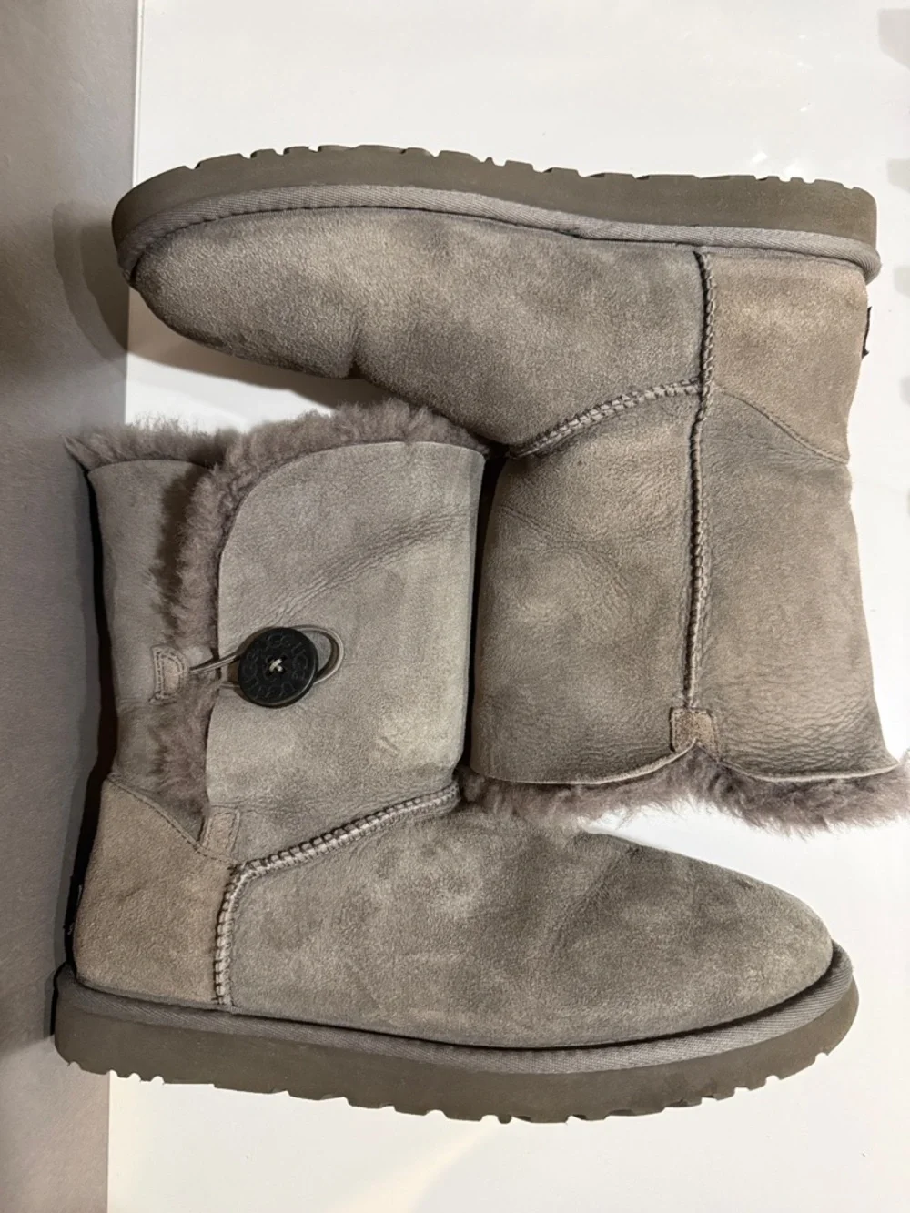 EUC UGG Bailey Button Sheepskin Boots Sz 9